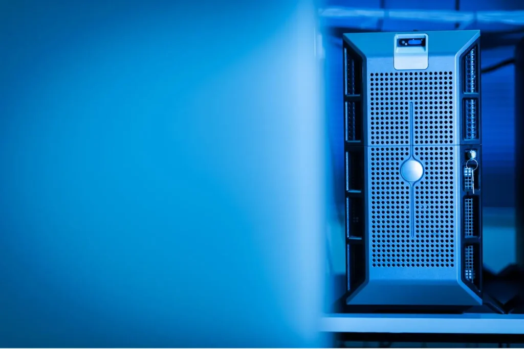 Un serveur informatique moderne installé dans un rack et baigné de lumière bleue, idéal pour illustrer la différence entre cloud public et cloud privé.